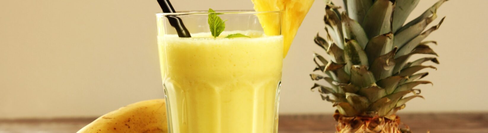 Sojamilchshake mit Banane, Ananas und Quark