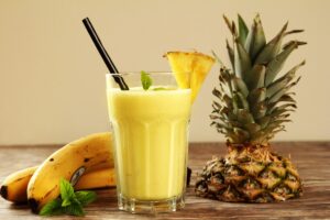 Sojamilchshake mit Banane, Ananas und Quark