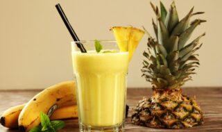 Buttermilchshake mit Banane, Ananas und Quark