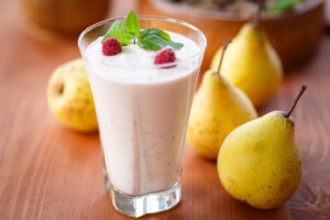 Milchshake mit Birne, Himbeeren, Mandeln und Quark