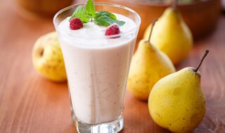Milchshake mit Birne, Himbeeren, Mandeln und Quark Milchshake mit Birne, Himbeeren, Mandeln und Quark