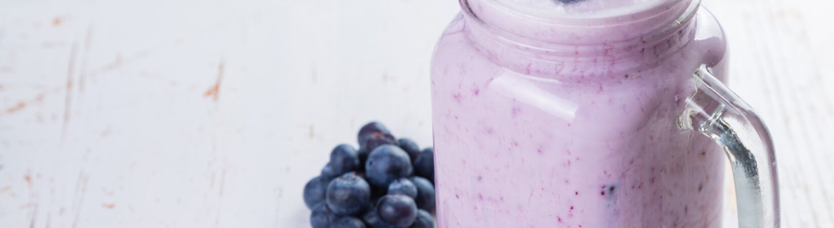 Milchshake mit Blaubeeren, Joghurt und Mandelmus