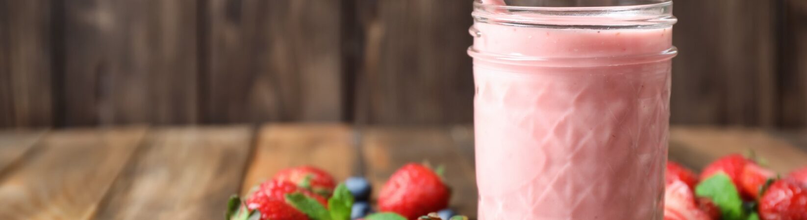 Milchshake mit Erdbeeren, Blaubeeren und Quark