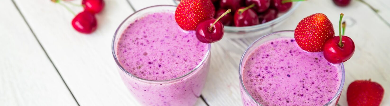 Milchshake mit Erdbeeren, Kirschen und Quark