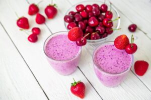 Milchshake mit Erdbeeren, Kirschen und Quark