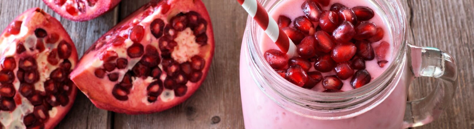 Milchshake mit Erdbeeren, Mandeln und Granatapfel