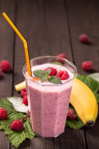 Joghurt-Milchshake mit Himbeeren und Banane