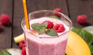 Joghurt-Milchshake mit Himbeeren und Banane Joghurt-Milchshake mit Himbeeren und Banane