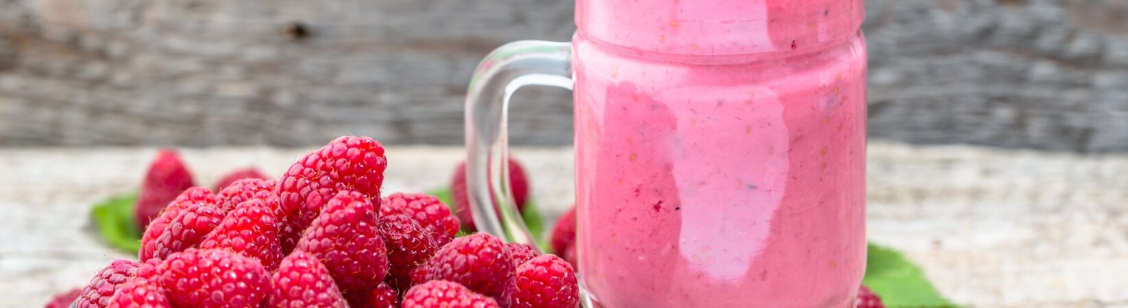 Shake mit Himbeeren, Mandelmilch und Quark