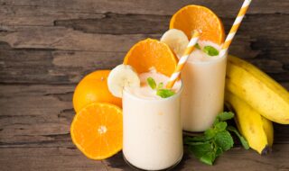 Sojamilchshake mit Orange, Banane und Quark Sojamilchshake mit Orange, Banane und Quark