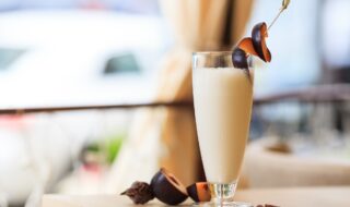 Milchshake mit Pflaumen und Joghurt Milchshake mit Pflaumen und Joghurt