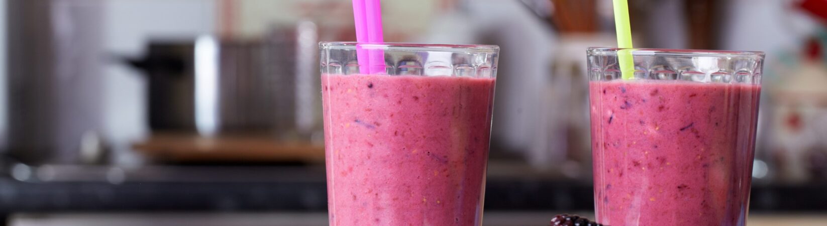 Sojamilchshake mit Quark, Brombeeren und Erdbeeren