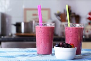 Sojamilchshake mit Quark, Brombeeren und Erdbeeren