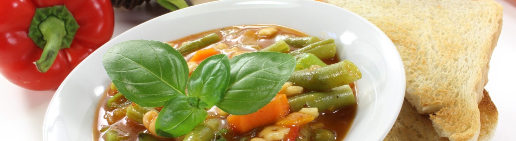 Minestrone mit Bohnen, Möhren, Paprika und Nudeln