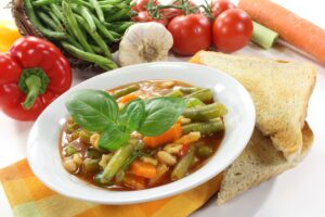 Minestrone mit Bohnen, Möhren, Paprika und Nudeln