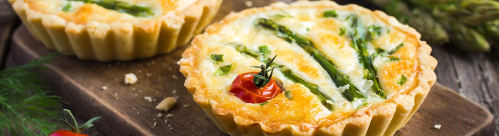 Mini-Spargel-Quiche mit Kirschtomaten