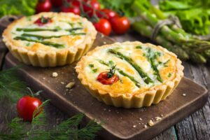 Mini-Spargel-Quiche mit Kirschtomaten