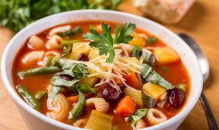 Minestrone mit Nudeln, Bohnen und buntem Gemüse