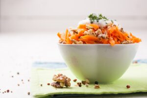 Möhrensalat mit Rosinen und Walnüssen