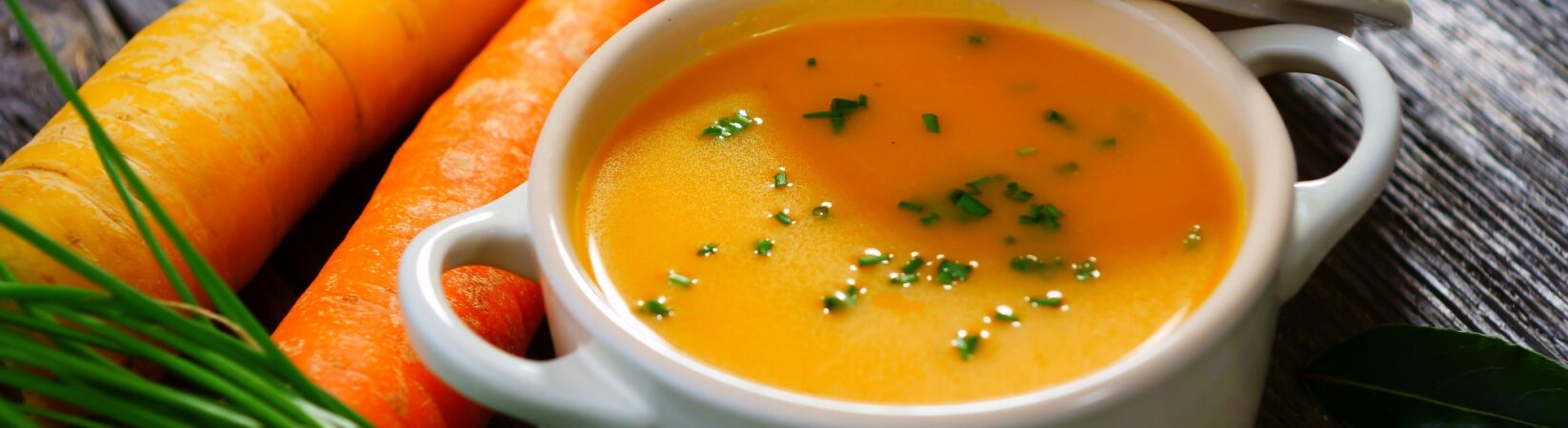 Möhrensuppe mit Kresse und Orangensaft