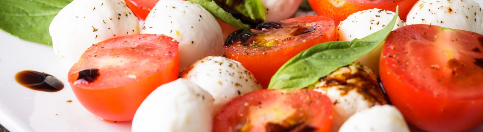 Mozzarella mit Kirschtomaten und Basilikum