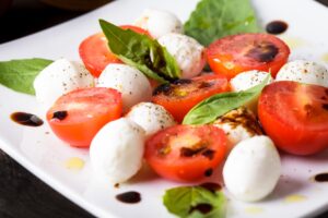 Mozzarella mit Kirschtomaten und Basilikum