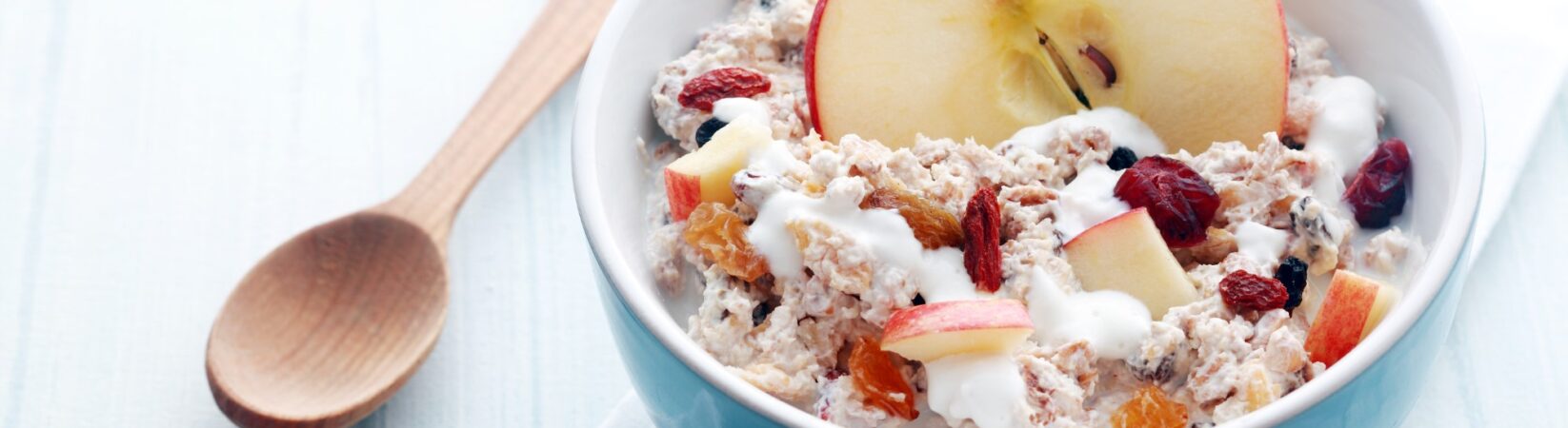 Müsli mit Apfel, Joghurt und Gojibeeren