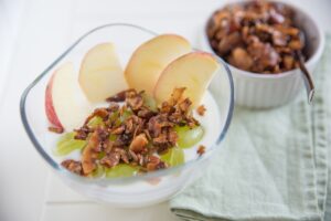 Müsli mit Apfel, Weintrauben und Feigen