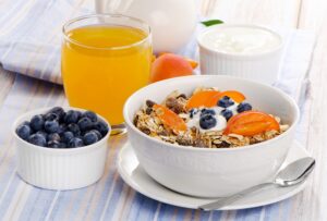 Müsli mit Aprikosen, Blaubeeren und Quark