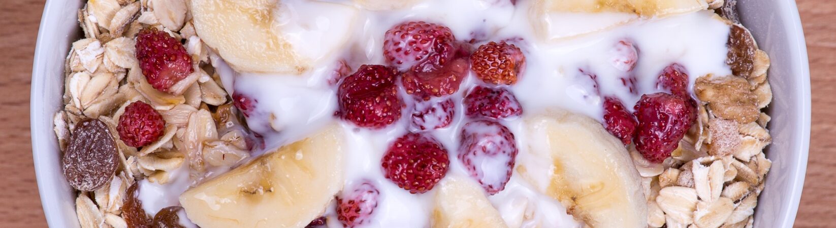 Müsli mit Banane, Erdbeeren und Joghurt