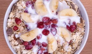 Müsli mit Banane, Erdbeeren und Joghurt