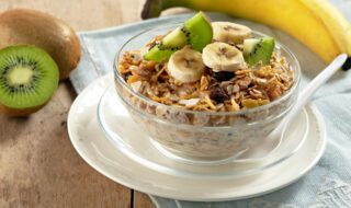 Müsli mit Banane und Kiwi