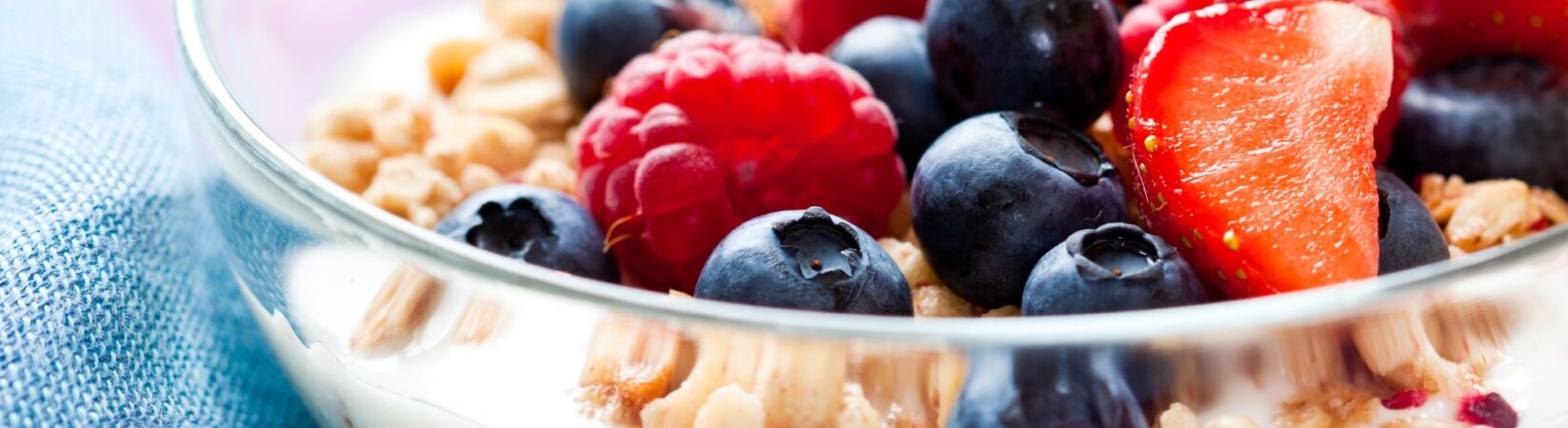 Müsli mit Erdbeeren, Blaubeeren und Quark