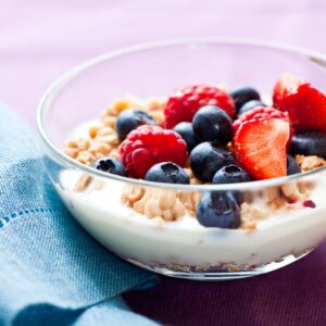 Müsli mit Erdbeeren, Blaubeeren und Quark