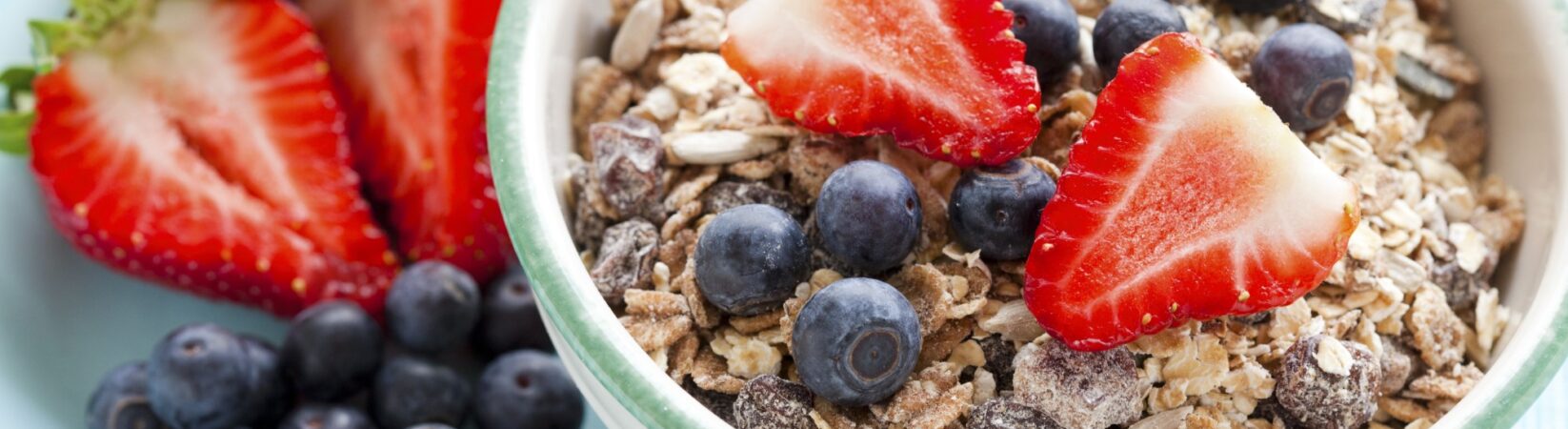 Müsli mit Erdbeeren und Blaubeeren