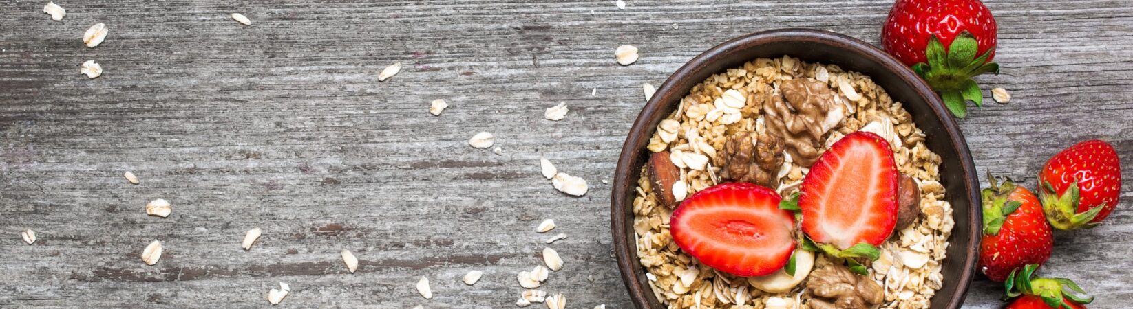 Müsli mit Erdbeeren und Walnüssen