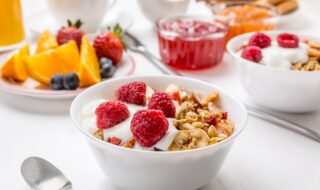 Müsli mit Himbeeren und Joghurt Müsli mit Himbeeren und Joghurt