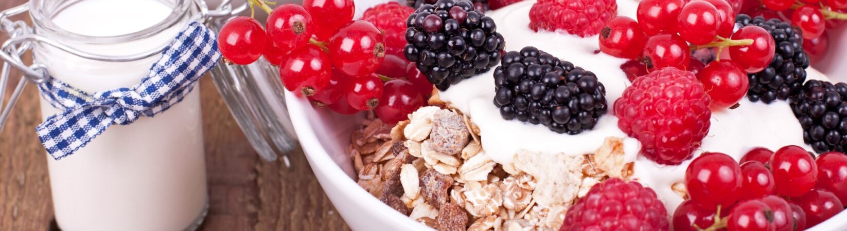 Müsli mit Beeren und Joghurt