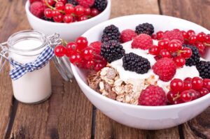 Müsli mit Beeren und Joghurt