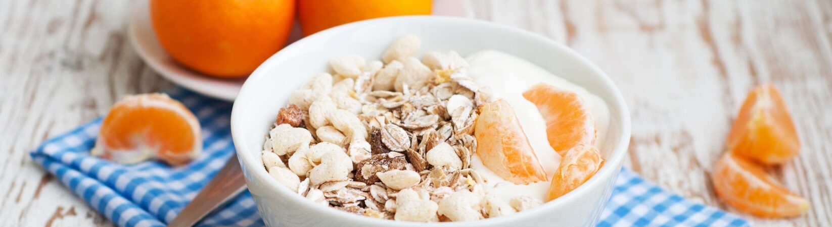 Müsli mit Mandarine, Cashewkernen und Joghurt