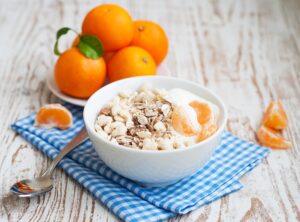 Müsli mit Mandarine, Cashewkernen und Joghurt