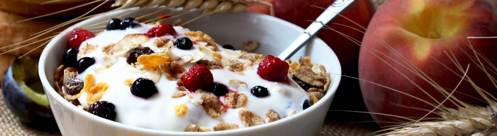 Müsli mit Pfirsich, Beeren und Quark