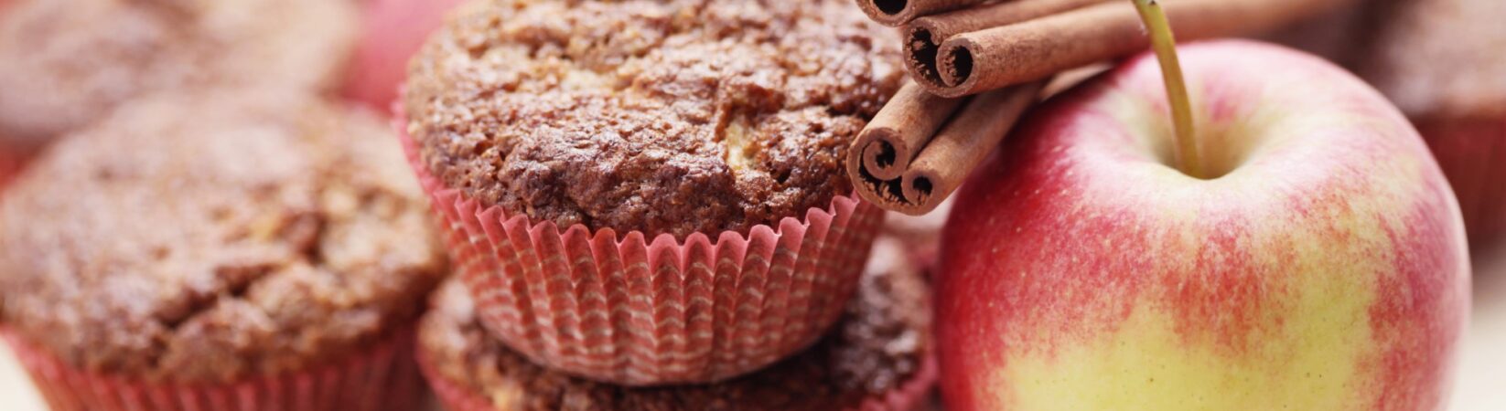 Muffins mit Apfel, Schokolade und Zimt