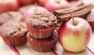 Muffins mit Apfel, Schokolade und Zimt