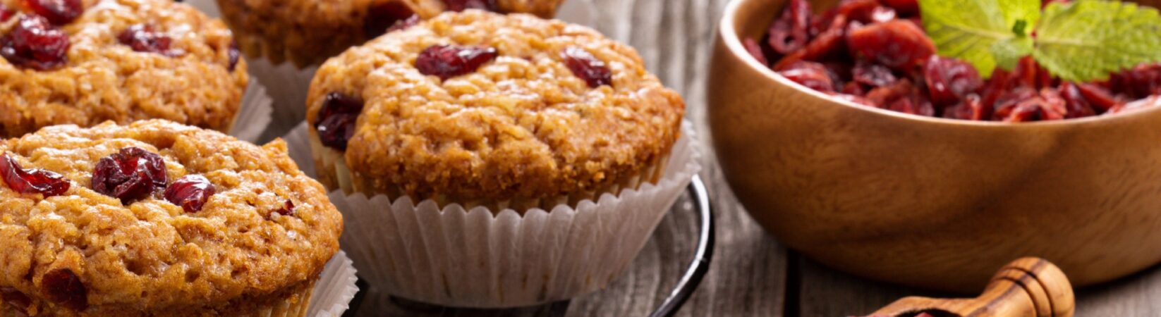 Muffins mit Haferflocken und getrockneten Cranberries