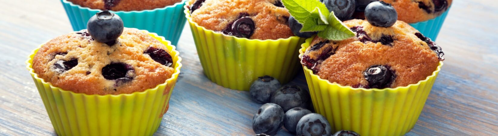 Muffins mit Banane und Blaubeeren