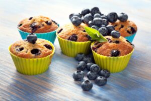 Muffins mit Banane und Blaubeeren