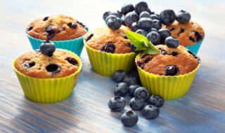 Muffins mit Banane und Blaubeeren