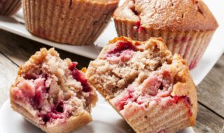 Muffins mit Banane und Erdbeeren