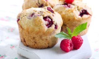 Muffins mit Haferflocken und und Himbeeren